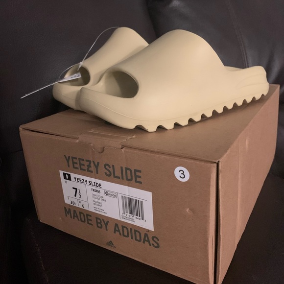 Sand color yeezy slides size 7.5 - Picture 1 of 4